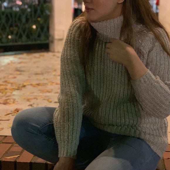 Grey turtle neck sweater with pearls - Picture 4 of 6